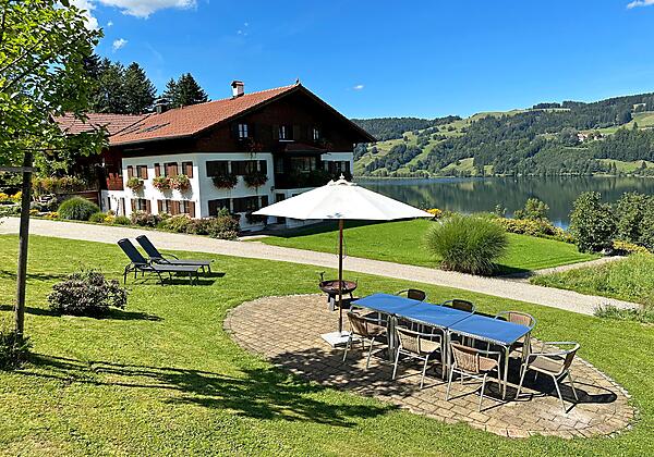 Haus mit See und Terrasse