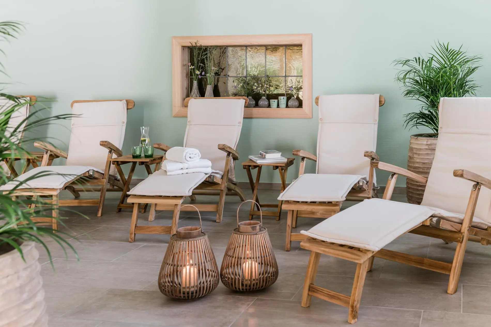 Landhaus-Steiner-Wellnessbereich-Liegen