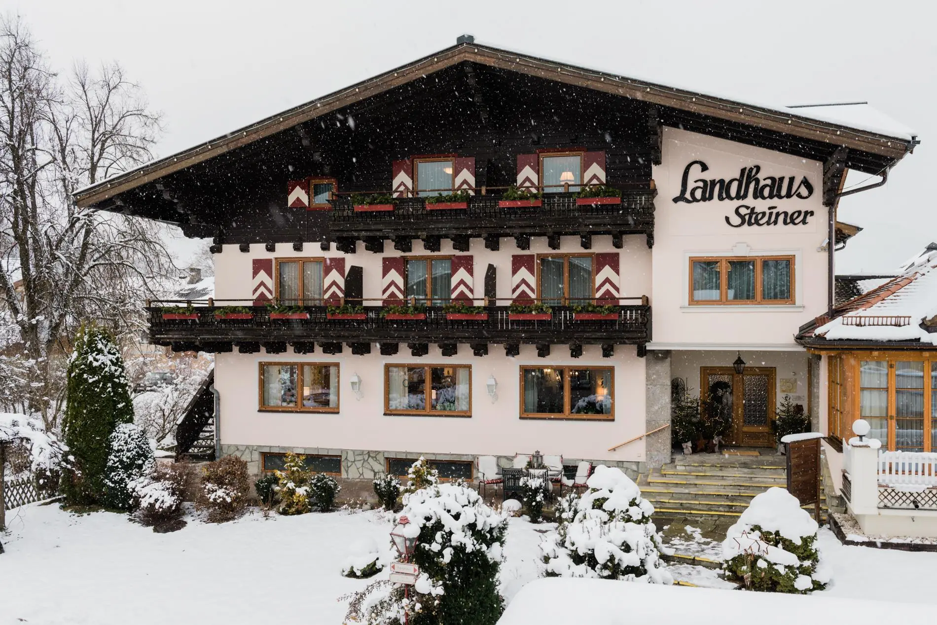 Landhaus-Steiner-Außenansicht-Winter