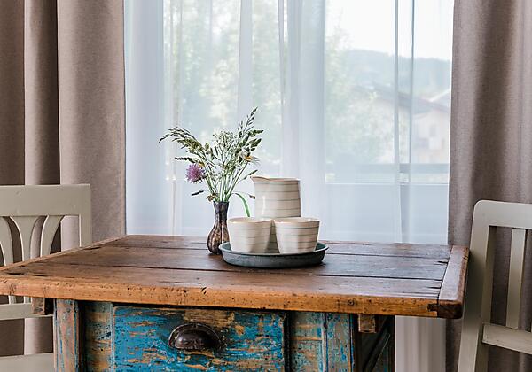 Alter Bauerntisch im Zimmer
