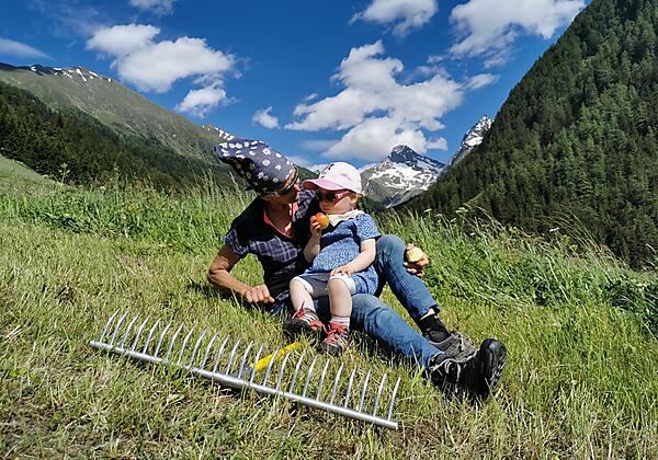 Lana Oma mit Lena in Lesach bei der Heuarbeit