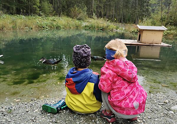 Lena und Isidor bei den Enten