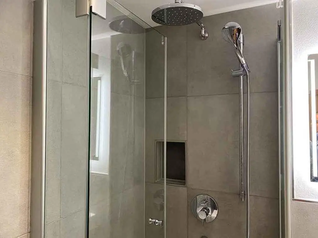 Ferienwohnung_Wasserfall_Dusche_ Landhaus Thomma
