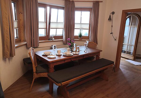 Spieljochblick Gemütlicher Esstisch