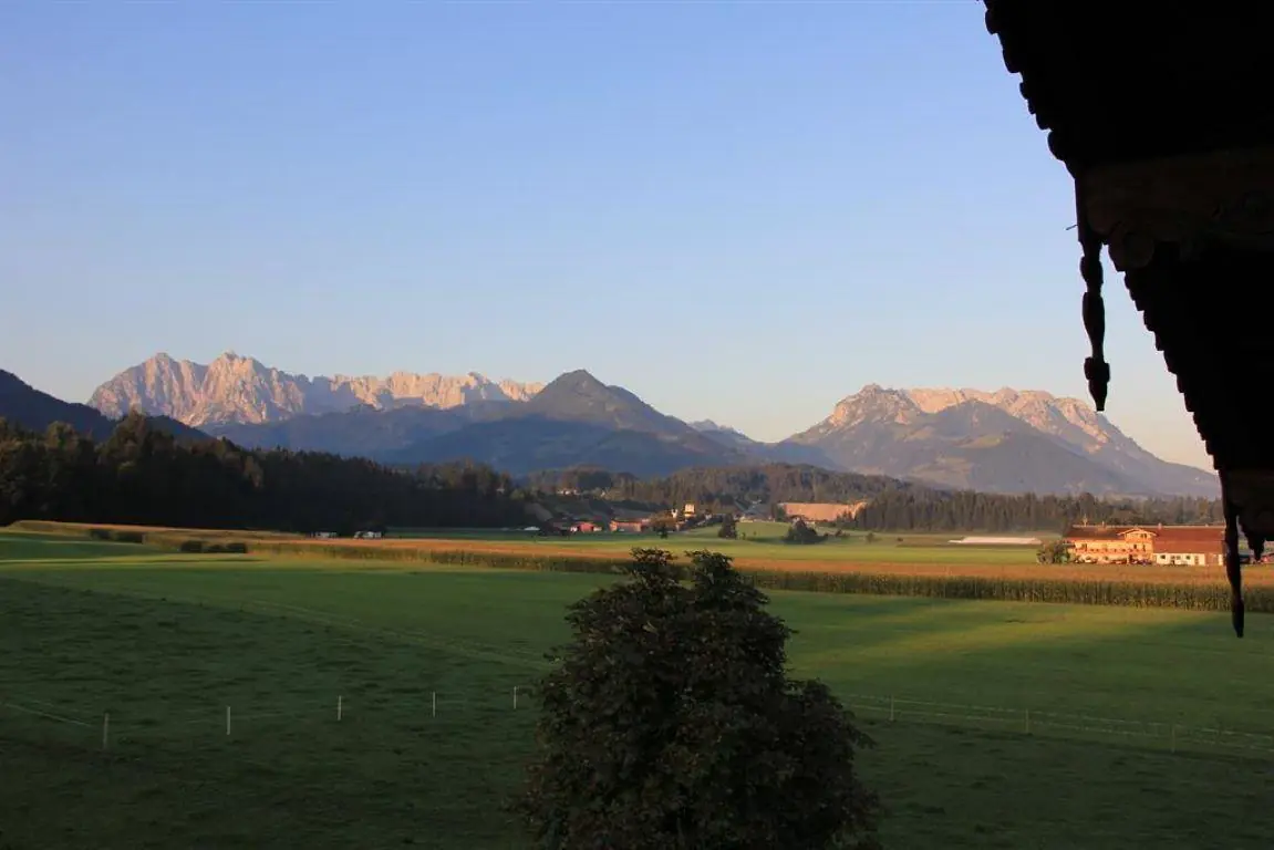 Ausblick Sommer Leindlhof auf Kaisergebirge