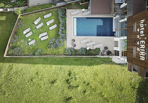 Pool und Liegewiese