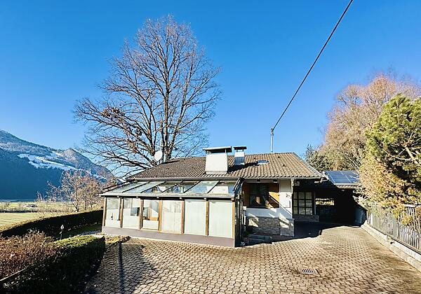 Geräumige Einfahrt, Parkplätze vorhanden