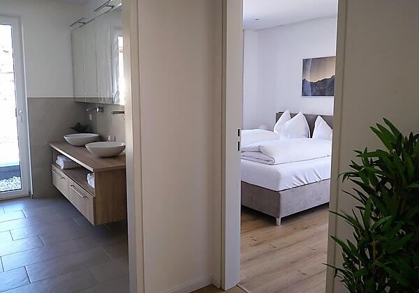 Blick in Bad und Schlafzimmer