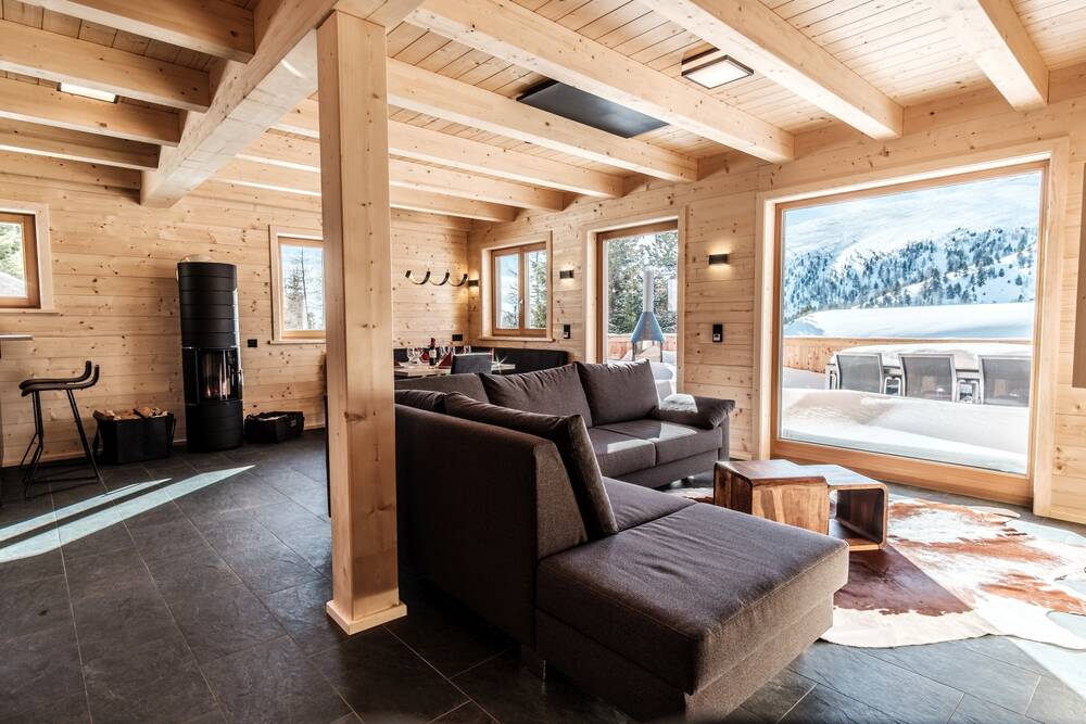 Heidi-Chalet-Falkert-Heidialm-Bergwinter-Wohnzimmer-Couch-Luxus-Ausblickjpg.jpg