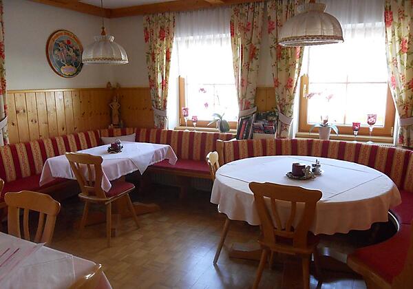 Sonniger Frühstücksraum