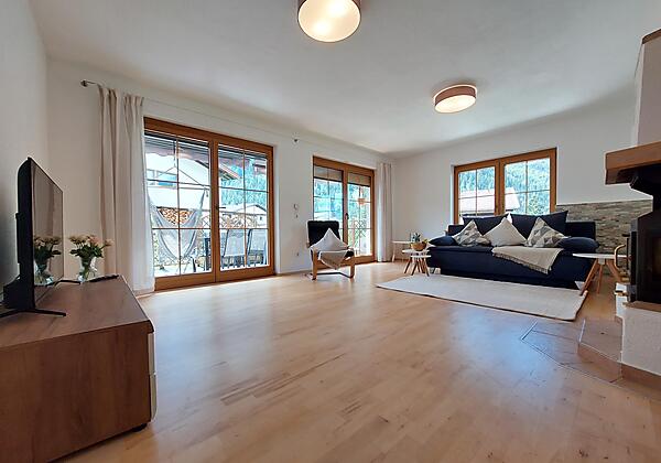 Helles lichtdurchflutetes gemütliches Wohnzimmer