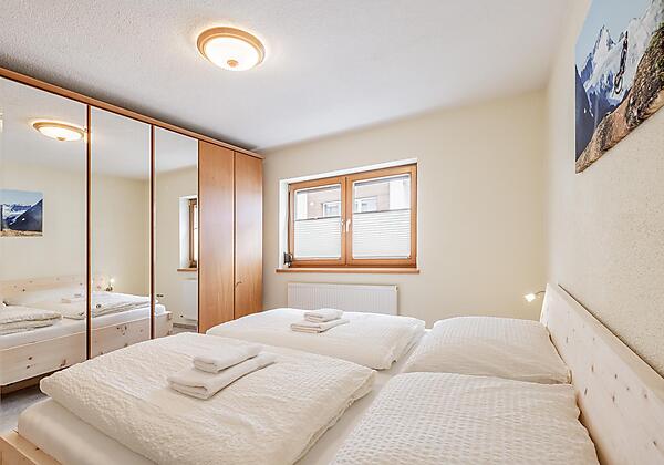 Schlafzimmer 1