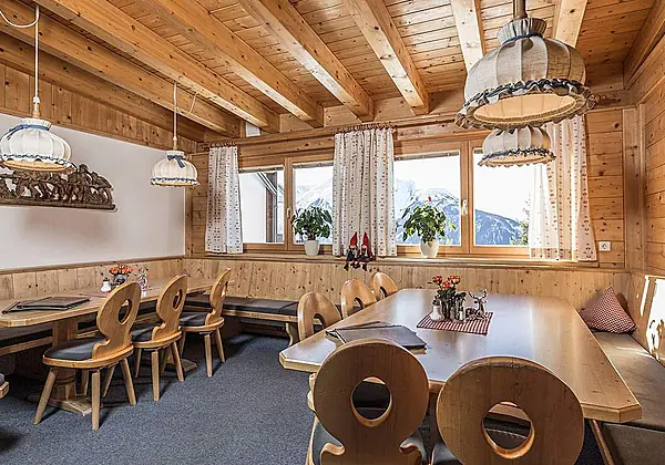 Gastraum in der Stalderhütte in Jerzens