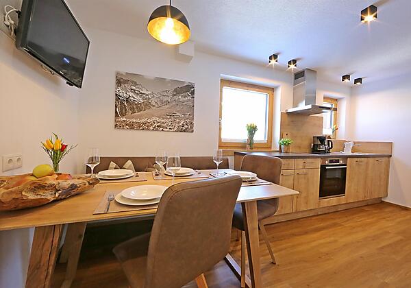 Tisch mit Küchenzeile