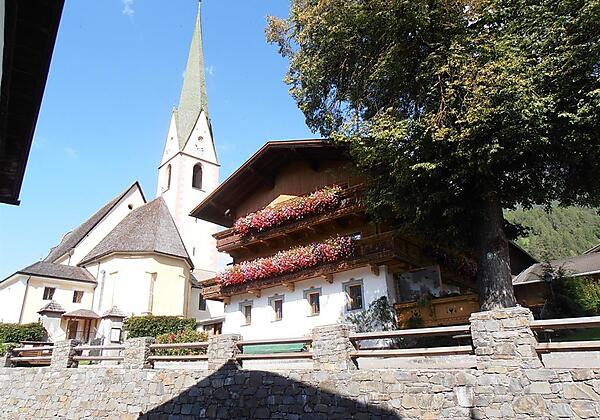 Mesnerhof_mit_Kirche