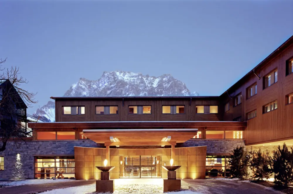 Aussenansicht vom MOHR life resort im Winter
