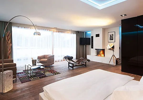 Der offene Wohn- und Schlafraum von der 007 Suite im MOHR life resort