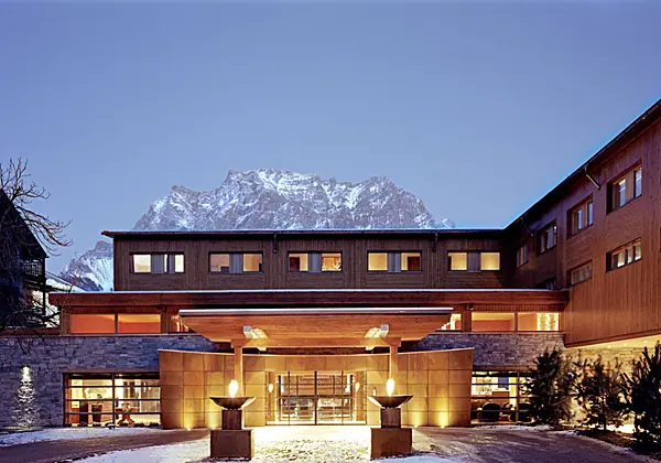 Aussenansicht vom MOHR life resort im Winter