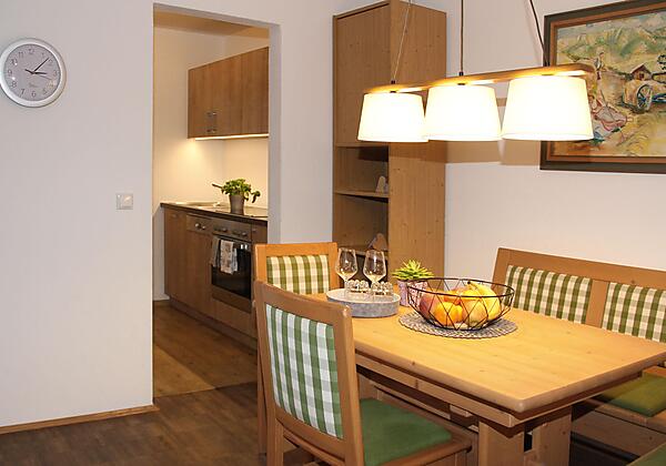 Essecke mit Blick zur Küche