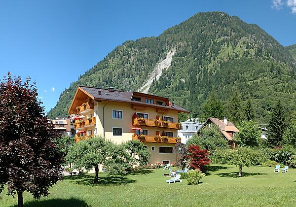 Appartement-Monuth-Bad-Hofgastein-Garten-Sommer