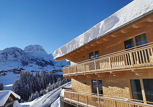 Aussenansicht mit Balkon von Terrasse aus