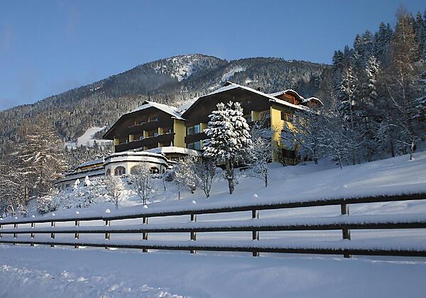 Naturhotel Alpenrose Hausansicht Winter