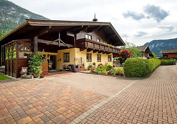 Parkplatz mit Hauseingang