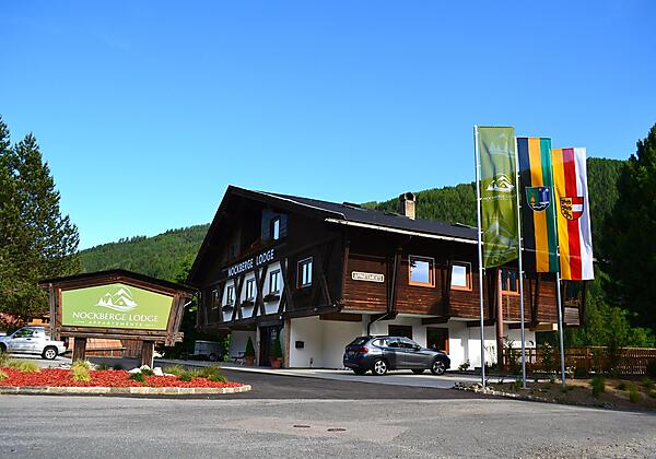 zijkant huis met vlag !