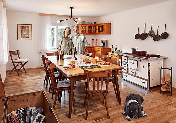 Kueche-mit-Hund-und-Paar