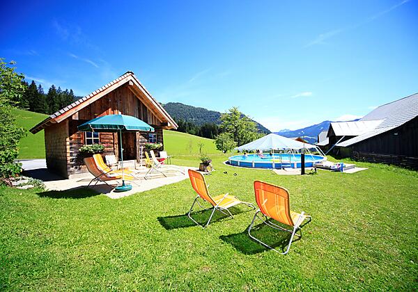 Garten mit Schwimmbad