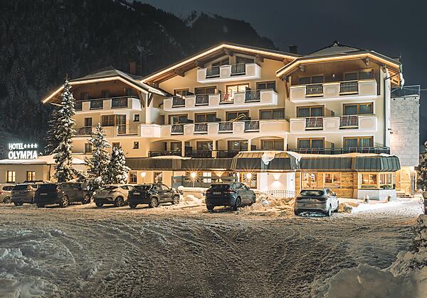 Hotel_Olympia_Aussenaufnahmen_Nacht_001