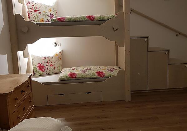 Alkovenbett am Abend mit Licht