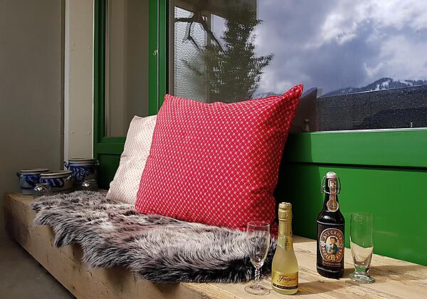 Loggia samt rustikaler Sitzgelegenheit