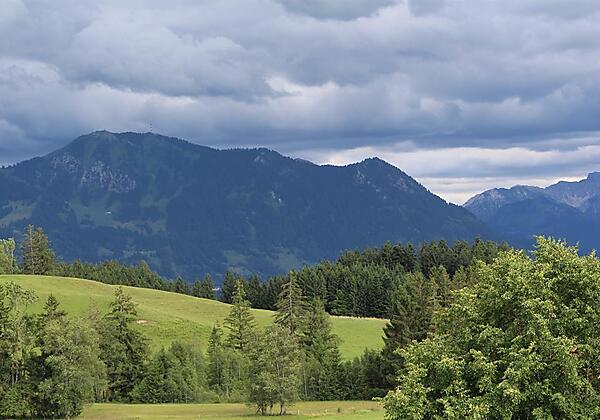 Die Aussicht zum Grünten mit "Gewitterstimmung"
