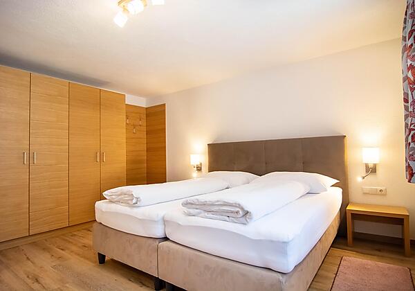 Schlafzimmer 1