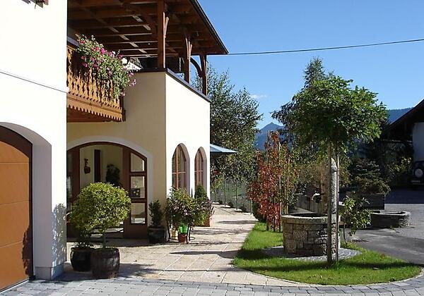 Aussenansicht vom Parkplatz her