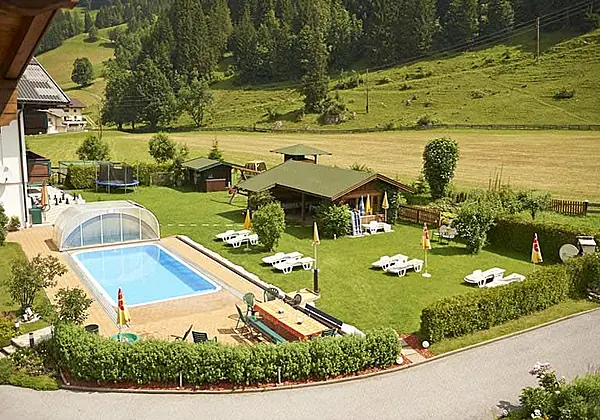 Garten mit Schwimmbad in der Pension Anja
