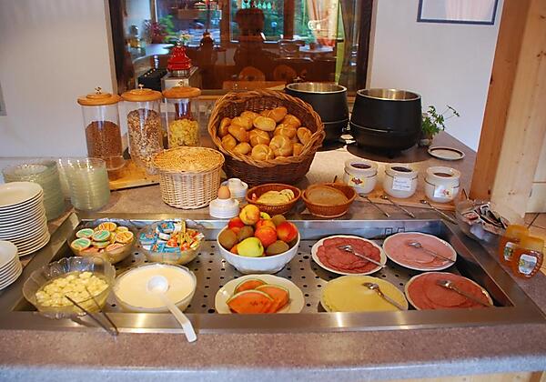 reichhaltiges Frühstücksbuffet mit eigenen Erzeugnissen