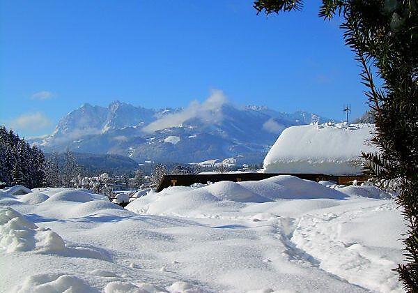 Der Blick zum Wilden Kaiser beim Frühstück