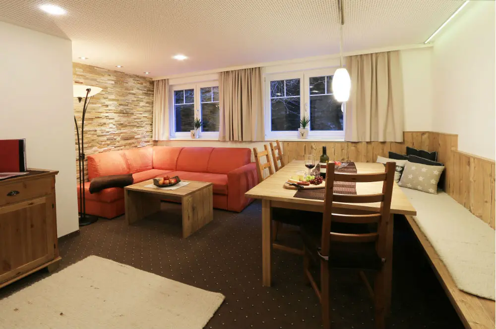 Der großzügige Wohnraum mit Essecke des Deluxe Appartements in der Pension Gondelblick in Sölden