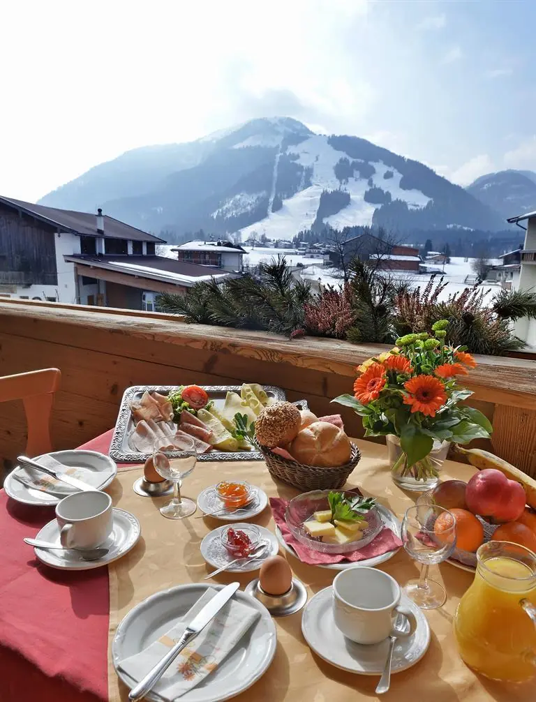 Terrasse mit Fruehstueck