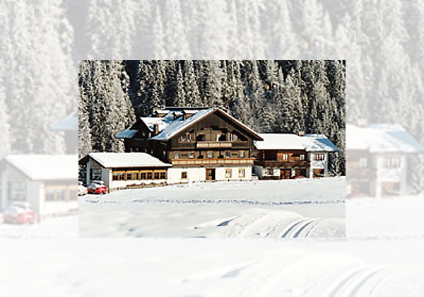 Außenansicht der Pension In der Mauer im verschneiten St. Jakob im Defereggental
