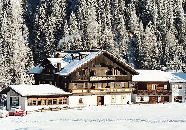 Außenansicht der Pension In der Mauer im verschneiten St. Jakob im Defereggental