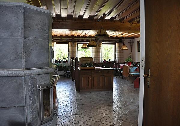 Gastraum der Pension Nanga Parbat mit Kachelofen