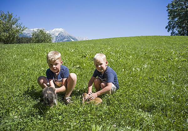 Kinder mit Hasen