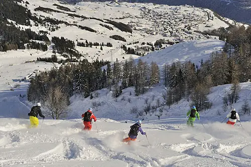 Skifahrer fahren den Berg herunter