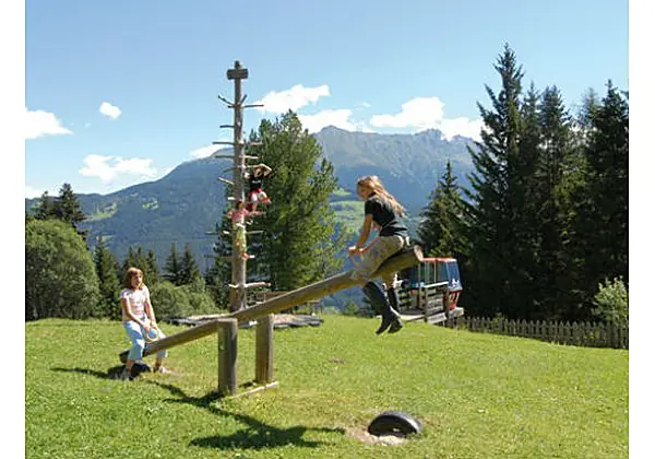 Kinder auf dem Spielplatz von der Pension Obladis