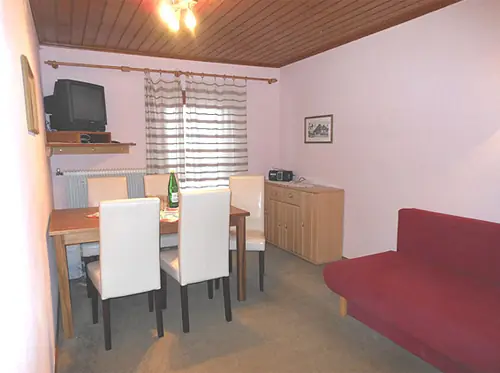 Der Wohn- und Essbereich vom Appartement 3 in der Pension Obladis