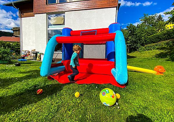 Garten mit Spielplatz