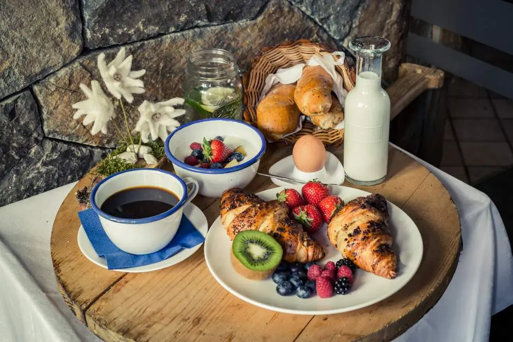 Reichhaltiges Frühstück vor einen abenteuerreichen Tag